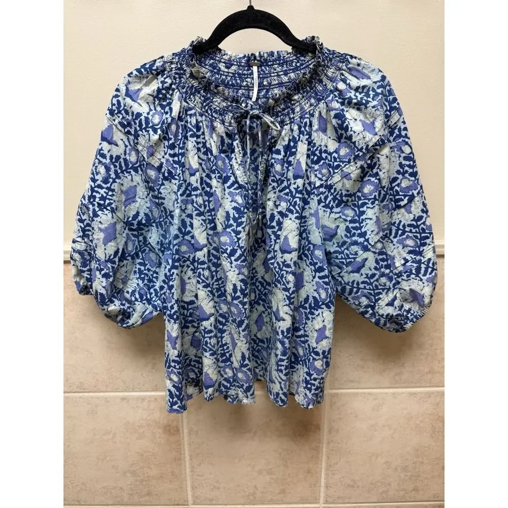 Free People Willow Printed Blouse. Blue. Smock neck.Short puff sleeves. Sz M